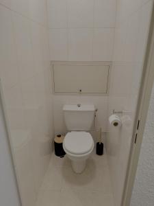 un baño blanco con inodoro y dispensador de papel higiénico en Les Duc(s) de l'Airelle, en Les Carroz d'Araches 7 fotos más