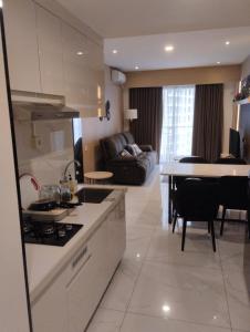 Η κουζίνα ή μικρή κουζίνα στο Apartemen SkyHouse 3 BR Duxton 16th Floor
