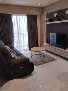 Μια τηλεόραση ή/και κέντρο ψυχαγωγίας στο Apartemen SkyHouse 3 BR Duxton 16th Floor