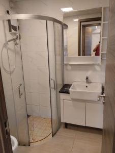 Ένα μπάνιο στο Apartemen SkyHouse 3 BR Duxton 16th Floor