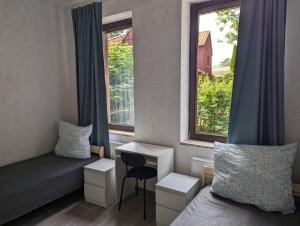 Una habitación con una cama y un escritorio y una ventana. en Ferienwohnung Coppenbrügge, en Coppenbrügge