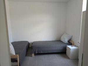 una pequeña habitación con una cama y una mesa en Ferienwohnung Coppenbrügge, en Coppenbrügge