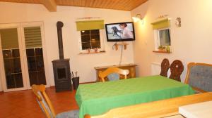 comedor con mesa verde y chimenea en Canal Grande, en Stronie Śląskie