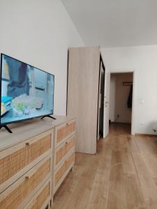 a living room with a fish tank on a dresser at lucia haus trieste in Trieste