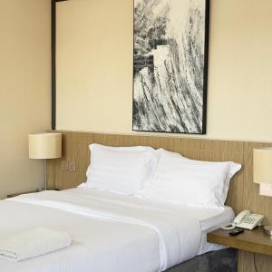 Una cama o camas en una habitación de The Airport Hotel Muscat