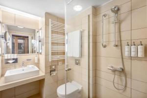 Kúpeľňa v ubytovaní Park Inn by Radisson Sarvar Resort & Spa - All Inclusive