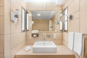 Kúpeľňa v ubytovaní Park Inn by Radisson Sarvar Resort & Spa - All Inclusive
