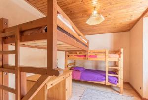 a bedroom with bunk beds in a cabin at La Petite Serenne - Vue Montagne 