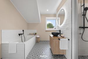 Ένα μπάνιο στο Penthouse Wohnung Seeluft-Lounge