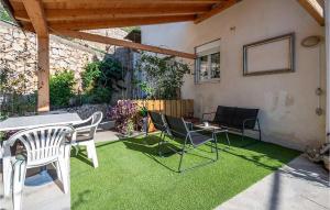 Zahrada ubytování Pet Friendly Apartment In Omis With Wifi
