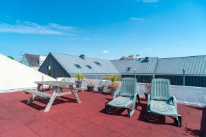 two chairs and a picnic table on a patio at Ty Penn Ar Bed - Proche de la Plage in Plomodiern +6 photos