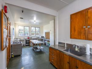 Dapur atau dapur kecil di Taylor Lodge Adventure Base - Erua Holiday Home