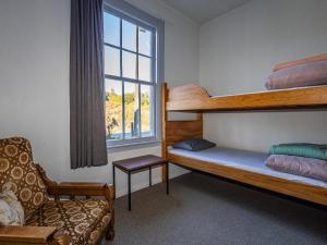 Katil atau katil-katil dalam bilik di Taylor Lodge Adventure Base - Erua Holiday Home +34 gambar