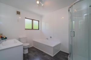 フィティアンガにあるNew Listing Special - Coastal Whiti Comfortのトイレ、洗面台、シャワー付きのバスルーム +21枚の写真