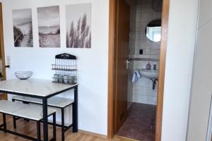 Η κουζίνα ή μικρή κουζίνα στο NEU! Ferienwohnung Weingarten