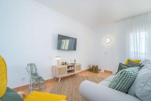 TV a/nebo společenská místnost v ubytování Milenial Immo Almadrava Roses Beach House