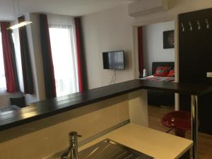 ブダペストにあるLia's Apartment in Gozsdu and Free Parkingのデスクとベッドが備わる客室です。