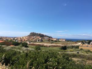 - une vue sur une ville perchée sur une colline dans l'établissement Castelsardo Romantica, à Castelsardo