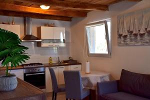 Dapur atau dapur kecil di Holiday Home Babič +26 gambar