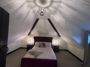 Ένα ή περισσότερα κρεβάτια σε δωμάτιο στο Rinsey Cottage