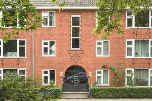 un edificio de ladrillo rojo con una puerta negra en Bie Beno, en Groninga