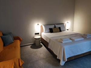 Un dormitorio con una cama grande con toallas. en Aggeliki Apartment, en Skiathos