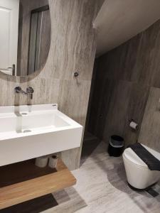 Un baño con lavabo blanco y inodoro. en Aggeliki Apartment, en Skiathos