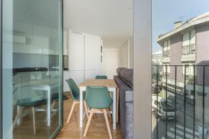 GervideにあるGuestReady - Relaxing Getaway Near Portoのバルコニーにテーブルと椅子が置かれたダイニングルーム