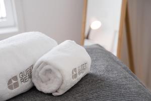 GervideにあるGuestReady - Relaxing Getaway Near Portoのベッドの上に置いたロールアップタオル