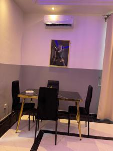 a dining room with a table and chairs at Maison Royale in Kofa