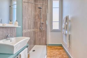 a bathroom with a sink and a shower at Appartement Climatisé, 2 personnes in Eymet +15 photos