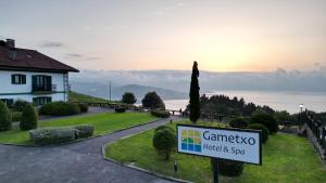 伊巴兰格鲁Hotel Spa Gametxo的路旁建筑物前面的标志