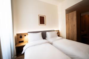 Postel nebo postele na pokoji v ubytování Memory-Making Hotel Vienna