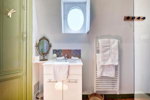 a bathroom with a sink and a mirror at Appartement 4 pers, climatisé in Eymet +18 photos