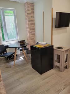 un soggiorno con un tavolo e una TV di Guest house Agmashenebeli 229 a Kobuleti