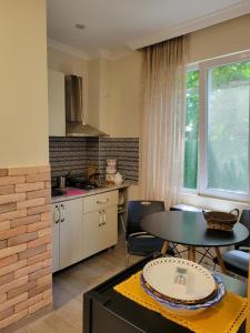 una cucina con un tavolo e una sala da pranzo di Guest house Agmashenebeli 229 a Kobuleti