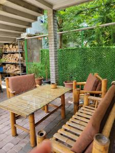 un patio con tavolo in legno e 2 sedie di Guest house Agmashenebeli 229 a Kobuleti