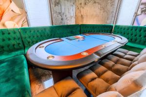 ein Tisch und Stühle in einer Nische in einem Raum in der Unterkunft Villa Bueckeberg Game-Room and Wellness in Luhden