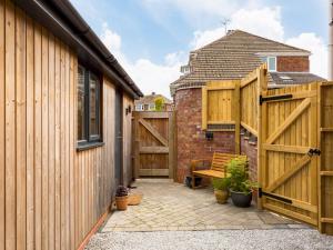 un patio con una valla de madera y un edificio en Modern 1Bed Studio with Parking Leamington Spa Pass the Keys, en Leamington Spa