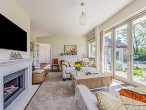Ruang duduk di Gorgeous Bosham Family Home Pass The Keys