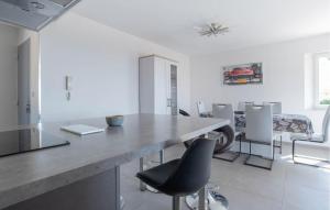 Ruang duduk di Gorgeous Home In Les Issambres
