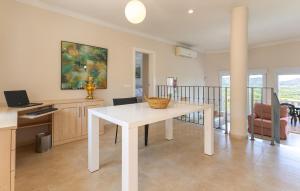 ein Esszimmer mit einem weißen Tisch und einem Balkon in der Unterkunft Awesome Home In Orba With Wifi in Orba