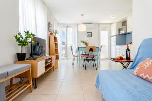 Una sala de estar con una cama y un comedor. en Apartamento Sf1, en L'Ametlla de Mar
