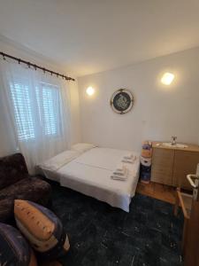 Una cama o camas en una habitación de Apartment Borna Pag