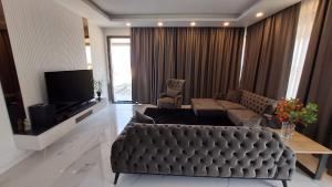Televisyen dan/atau pusat hiburan di Sea View Apartment - Panorama, Long Beach, Iskele, Cyprus Island