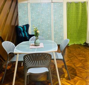 Posezení v ubytování Malate Staycation + 22 fotografií