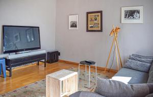 TV a/nebo společenská místnost v ubytování Cozy Home In Tommarp With Wifi