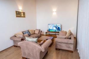 TV a/nebo společenská místnost v ubytování Raj Residencies