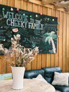 Posezení v ubytování Cheeky Family Surf House