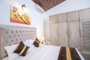 Postel nebo postele na pokoji v ubytování Raj Residencies